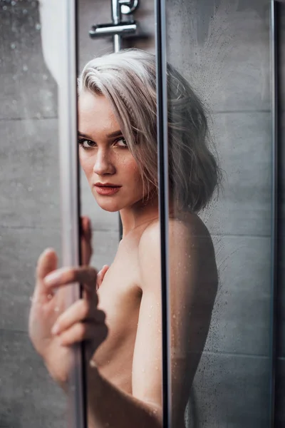 Jeune Femme Nue Regardant Caméra Travers Des Portes Verre Tout — Photo