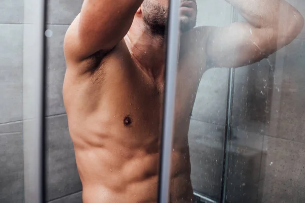 Vista Recortada Del Hombre Musculoso Tomando Ducha Baño — Foto de Stock