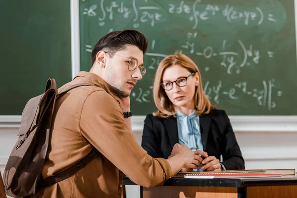 Profesora Mirando Una Joven Estudiante Aula Con Pizarra Fondo — Foto de Stock