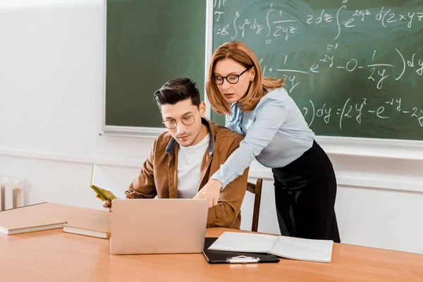 Profesora Apuntando Laptop Cerca Estudiante Clase —  Fotos de Stock