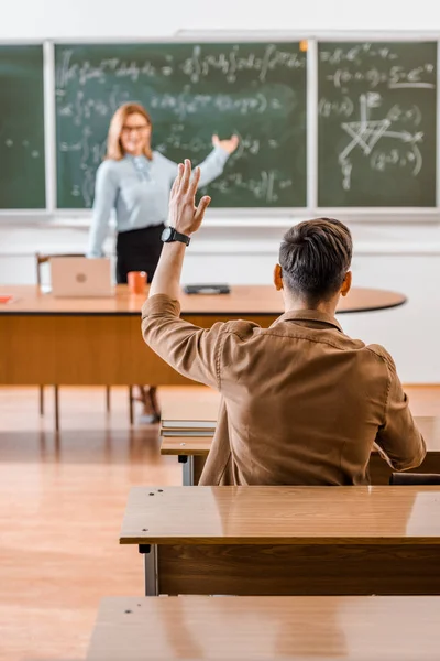 Selektiver Fokus Männlicher Schüler Die Klassenzimmer Die Hand Heben — Stockfoto