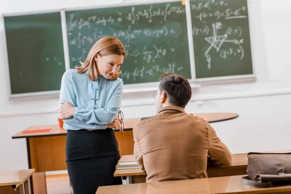 Δασκάλα Και Αρσενικό Φοιτητής Κατά Διάρκεια Εξετάσεων Στην Τάξη — Φωτογραφία Αρχείου