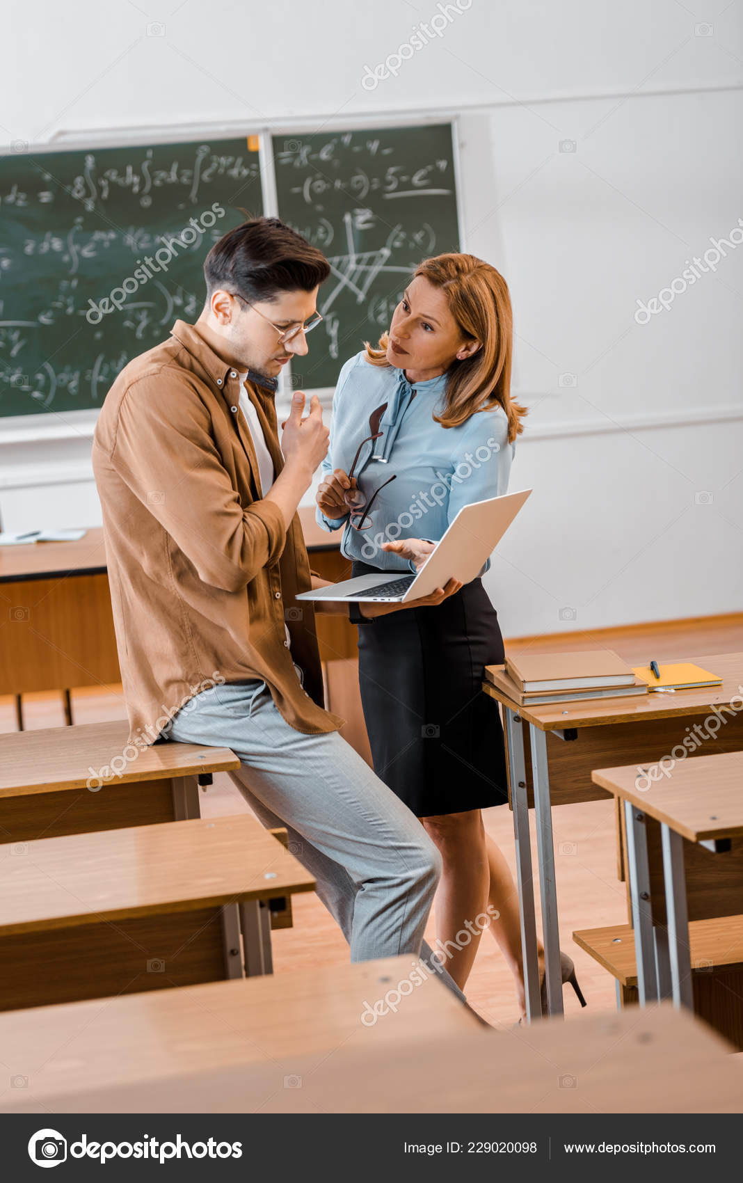 Фф преподаватель и студентка. Ученик влюбился в учителя. Учитель и ученица. Ученик влюбился в учительницу. Учитель и ученик любовь.