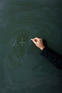 kadın öğretmen yeşil kara tahta denklem yazma kısmi görünümünü