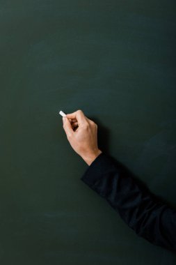 kadın öğretmen yeşil kara tahta yazma görünümünü kırpılmış