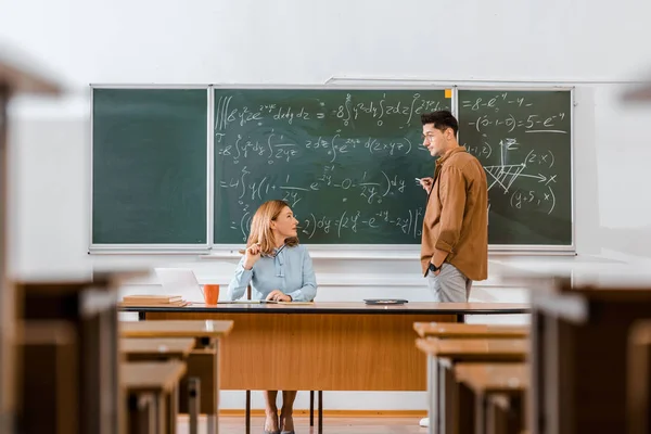 Férfi Diák Nézi Tanárnőt Megoldása Egyenletek Során Leckét Osztályteremben — Stock Fotó