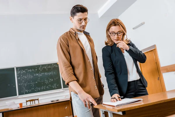 Gericht Vrouwelijke Leraar Helpen Mannelijke Student Met Toewijzing Tijdens Les — Stockfoto