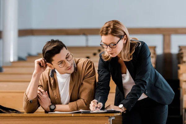 Guru Perempuan Berkacamata Memeriksa Hasil Ujian Murid Laki Laki Kelas — Stok Foto