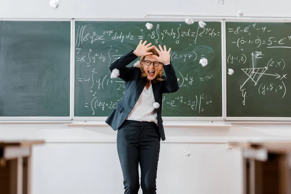 Bolas Papel Arrugado Volando Profesora Asustada Aula Con Pizarra Fondo —  Fotos de Stock