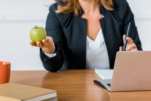 Vista Recortada Del Profesor Sentado Escritorio Computadora Celebración Manzana — Foto de Stock