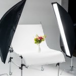 Bouquet de fleurs arrangé en vase dans un studio photo professionnel