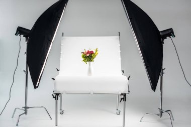 Güzel buket çiçek vazo profesyonel fotoğraf stüdyosu içinde düzenlenen  