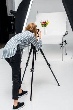 arkadan görünüşü güzel çiçekler profesyonel fotoğraf stüdyo çekim Genç kadın