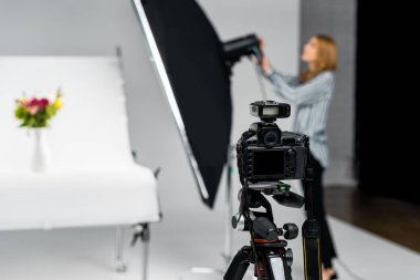 fotoğraf makinesi ve donanımları studio aydınlatma ile çalışan genç kadın görmek