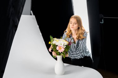 güzel genç kadın çiçek fotoğraf Studio düzenliyor