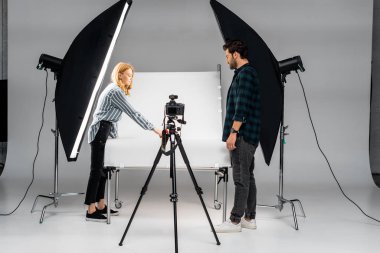 Genç Fotoğrafçılar profesyonel ekipman fotoğraf Studio ile çalışma