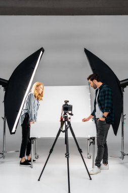 Genç Fotoğrafçılar fotoğraf stüdyosu profesyonel ekipman ile çalışan yan görünüm