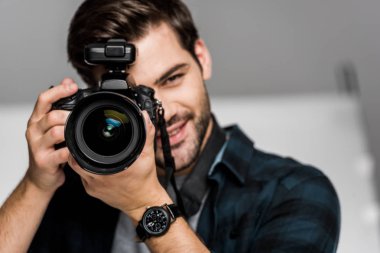 gülümseyen genç adam Studio kamera ile fotoğraf çekimi 
