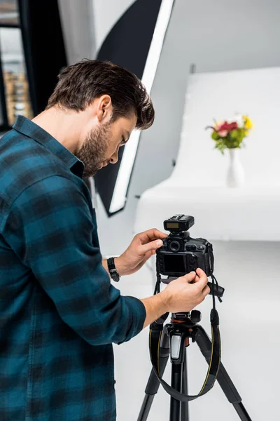 Handsome Young Man Photographing Beautiful Flowers Professional Photo Studio — Free Stock Photo