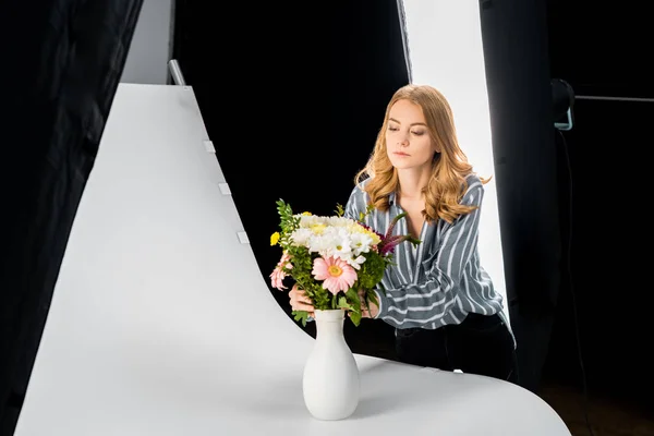 Schöne Junge Frau Arrangiert Blumen Fotostudio — kostenloses Stockfoto