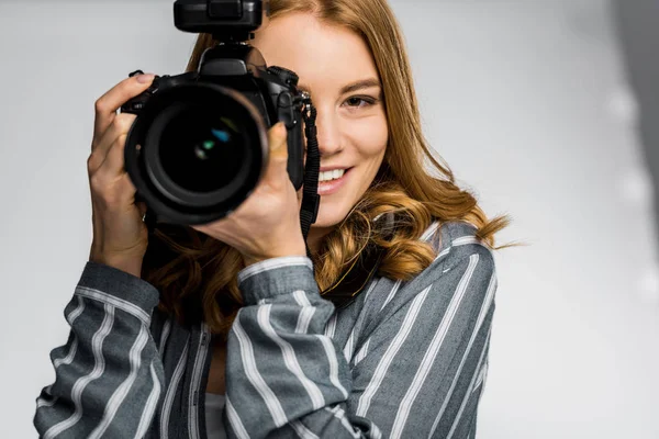 Piękne Uśmiechnięte Dziewczyny Pomocą Aparatu Fotograficznego Studio — Zdjęcie stockowe