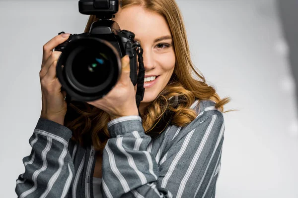 Hermosa Chica Sonriente Utilizando Cámara Fotos Estudio —  Fotos de Stock