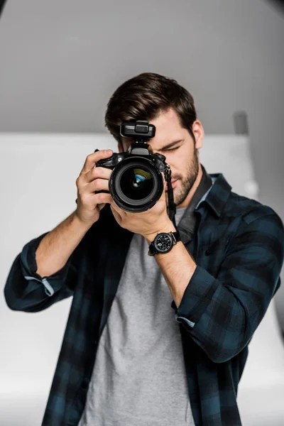 Beau Jeune Photographe Masculin Utilisant Appareil Photo Professionnel Studio Photo — Photo