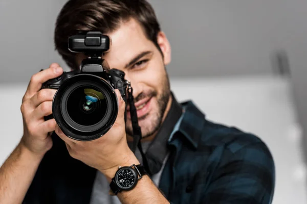 Giovane Uomo Sorridente Che Fotografa Con Macchina Fotografica Studio — Foto Stock