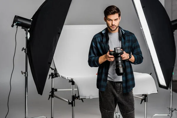 Bonito Profissional Jovem Fotógrafo Usando Câmera Estúdio Fotos — Fotografia de Stock