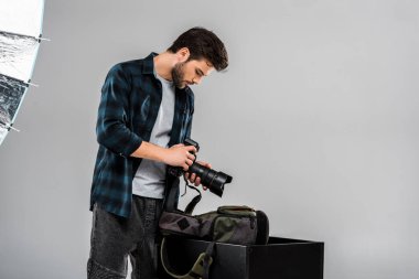 yakışıklı genç fotoğrafçı profesyonel fotoğraf makinesi studio holding