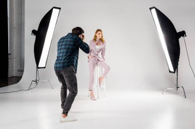 arkadan görünüşü güzel genç kadın modeli photo studio çekim fotoğrafçı 