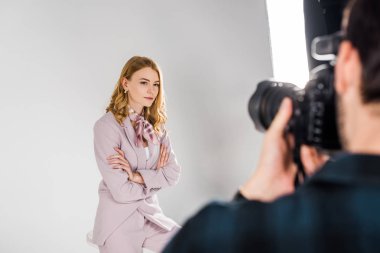 çekici genç kadın Foto stüdyoda çekim fotoğrafçı çekim kırpılmış 