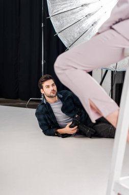 atış fotoğraf makinesi ile yalan ve fotoğraf stüdyosu kadın modeli ile çalışma fotoğrafçı kırpılmış 
