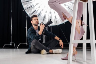 oturma ve şık kadın modeli Studio fotoğraf çekimi fotoğrafçı çekim kırpılmış 