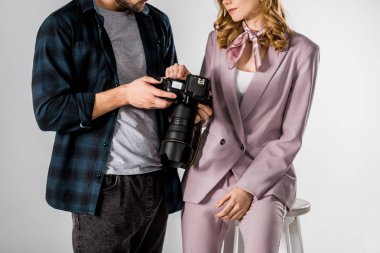 atış genç fotoğrafçı ve fotoğraf Studio fotoğraf makinesi üzerinde denetimini modelinin kırpılmış