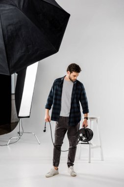Genç adam fotoğraf ekipmanları profesyonel Studio ile çalışma  