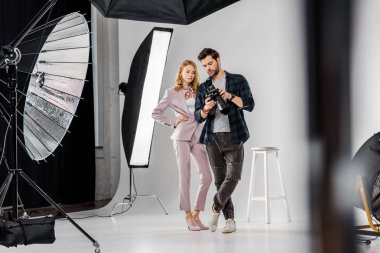 genç fotoğrafçı ve fotoğraf Studio fotoğraf makinesi üzerinde denetimini modeli