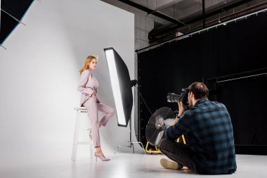 oturma ve çekici şık kadın modeli Studio fotoğraf çekimi genç fotoğrafçı 