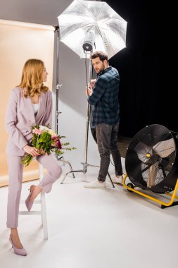 genç fotoğrafçı aydınlatma donanımları ve çiçeklerle fotoğraf stüdyosu güzel kadın modeli arıyorum çalışma 