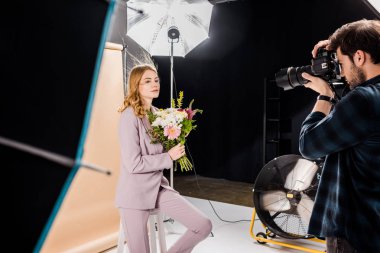 çekici genç kadın fotoğraf stüdyosu çiçeklerle poz çekim fotoğrafçı  
