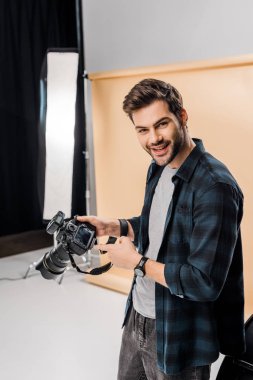 yakışıklı mutlu genç fotoğrafçı fotoğraf stüdyosu kamerada işaret