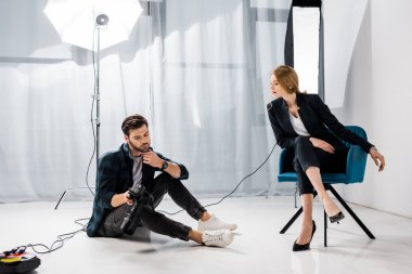 yakışıklı fotoğrafçı ve güzel genç model fotoğraf Studio fotoğraf makinesi üzerinde denetimini