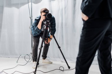 genç fotoğrafçı güzel kadın modeli photo studio çekim çekim kırpılmış 
