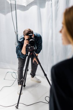 genç fotoğrafçı güzel kadın model stüdyoda çekim çekim kırpılmış 
