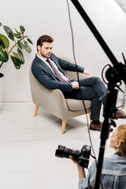 genç fotoğrafçı ve birlikte çalışma fotoğraf studio yakışıklı modeli yüksek açılı görünüş