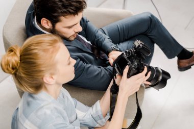 fotoğrafçı ve stüdyoda fotoğraf makinesi kullanarak modeli yüksek açılı görünüş