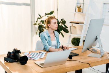 güzel genç retoucher masaüstü bilgisayarla çalışma ve tablet çizim