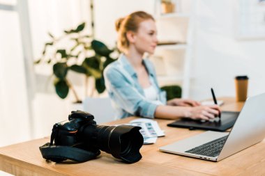 fotoğraf makinesi ve fotoğrafçı arkasında çizim tablet kullanarak yakından görmek