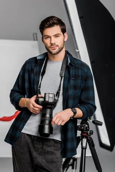 Handsome Professional Young Photographer Looking Camera Photo Studio — Stock Photo, Image