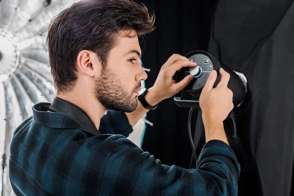 Jovem Fotógrafo Trabalhando Com Equipamentos Iluminação Profissional Estúdio Fotografia — Fotografia de Stock Grátis